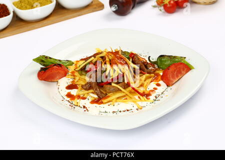 Urkish Kebab viande avec du yogourt et de frites - Uruguay 847 Kebabi Banque D'Images