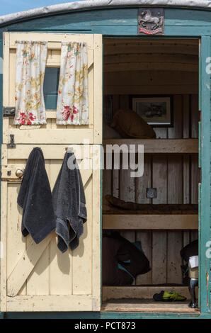 Une vieille route travailleurs ou caravane terrassiers sur le dos d'un moteur de traction à vapeur ou roulotte traditionnelle. pour les travailleurs et dormir. Banque D'Images