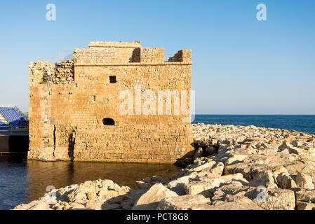 Le château de Paphos historique et rugueuse des pierres dans un port, Chypre Banque D'Images