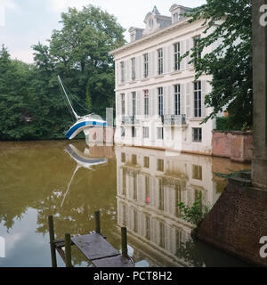 Café et bateau dans le musée en plein air Middelheim à Anvers, Belgique. Banque D'Images