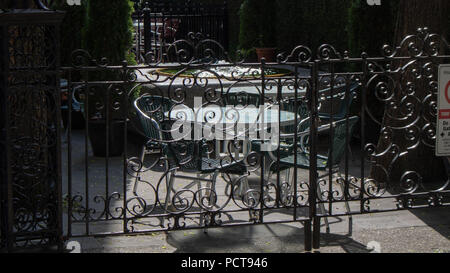 Clôture décorative en métal trouvés dans un restaurant au centre-ville de Toronto. Les patios sont généralement remplies de diners vous restaurant et prendre un verre après une longue journée de travail. Banque D'Images