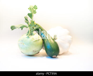 Les légumes frais, chou-rave, courgette et Patty pan squash, sur un fond blanc. A l'image exemplaire de l'espace. Banque D'Images