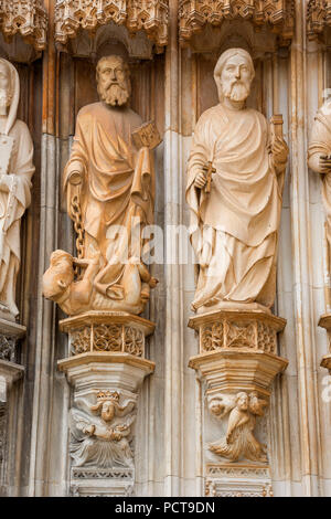 Apôtre des statues, Monastère de Batalha, Mosteiro de Santa Maria da Vitória, UNESCO World Heritage-site culturel, portail principal avec des anges à quatre ailes, église du Monastère de Batalha, Mosteiro da Batalha, Batalha, district de Leiria, Portugal, Europe Banque D'Images