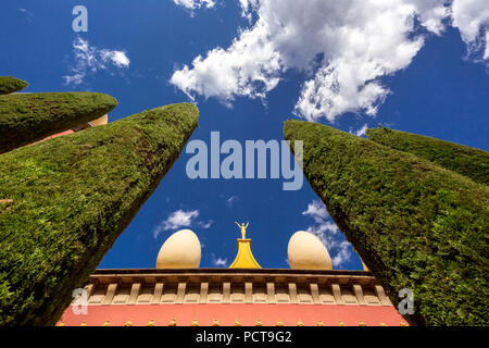 Musée Dalí de Figueres, détail avec ciel bleu et nuages, Figueras, Figueras, Catalogne, Espagne Banque D'Images