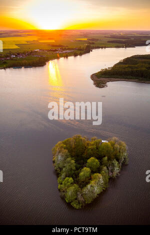 Kleine Lac Müritz avec l'île en forme de cœur, péniche et bateau d'excursion, coucher de soleil, Vipperow, Plateau des lacs Mecklembourgeois Mecklembourg-Poméranie-Occidentale, Allemagne Banque D'Images