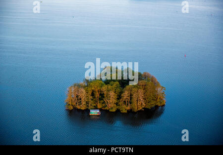 Kleine Lac Müritz avec l'île en forme de cœur, péniche et bateau d'excursion, coucher de soleil, Vipperow, Plateau des lacs Mecklembourgeois, Mecklembourg-Poméranie-Occidentale, Allemagne Banque D'Images