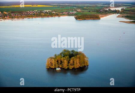 Kleine Lac Müritz avec l'île en forme de cœur, péniche et bateau d'excursion, coucher de soleil, Vipperow, Plateau des lacs Mecklembourgeois, Mecklembourg-Poméranie-Occidentale, Allemagne Banque D'Images