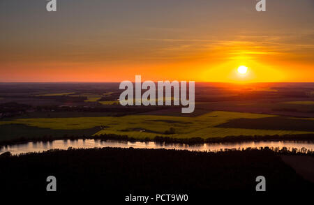 Sur le lac vers Müritzarm Prilborn au coucher du soleil, le plateau des lacs Mecklembourgeois, Mecklembourg-Poméranie-Occidentale, Allemagne Banque D'Images