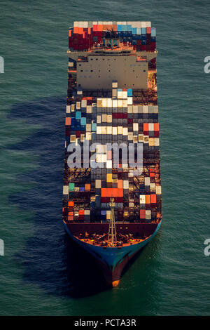 Maersk Container Lavras navire au mouillage, photo aérienne, les navires à l'ancre au large de Spiekeroog, compagnie maritime, voyage à vélo, en mer, les eaux côtières, Spiekeroog, Mer du Nord, l'île de la mer du Nord, îles de la Frise orientale, Basse-Saxe, Allemagne Banque D'Images