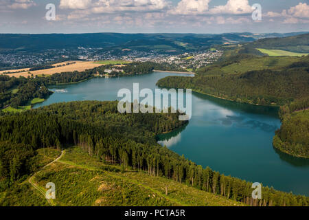 Photo aérienne, lac Hennesee Meschede, Sauerland, Rhénanie du Nord-Westphalie, Allemagne Banque D'Images