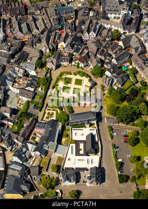 Photo aérienne, magnifique bâtiment et le jardin de l'ancien évêque de Limbourg Franz-Peter Tebartz-van Elst, vue sur la vieille ville de Limburg de maisons à colombages, maison à colombages, Limburg an der Lahn, district ville de Limburg-Weilburg (district), Hesse, Allemagne Banque D'Images
