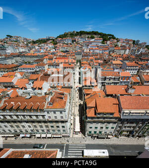 Vue depuis l'ascenseur le plus célèbre du Portugal Elevador do Município ou Elevador da Biblioteca et Elevador de S. Julião à la vieille ville du Portugal avec les toits rouges, Lisbonne, du district de Lisbonne, Portugal, Europe Banque D'Images