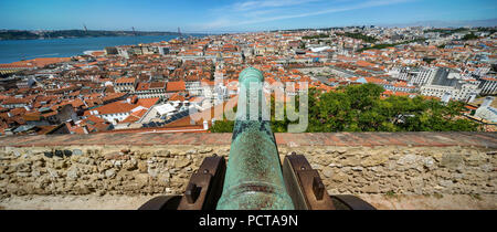 Canon médiéval, vue du château Castelo de São Jorge sur la vieille ville de Lisbonne, Lisbonne, du district de Lisbonne, Portugal, Europe Banque D'Images