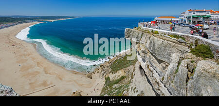 Vue sur la ville et la baie de Nazaré, Nazaré, district de Leiria, Portugal, Europe Banque D'Images