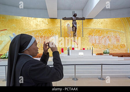 Nun photographié dans l'intérieur de l'église moderne de la Trinité en face de la basilique, l'Igreja da Santissima Trindade, district de Santarém, Fátima, Portugal, Europe Banque D'Images