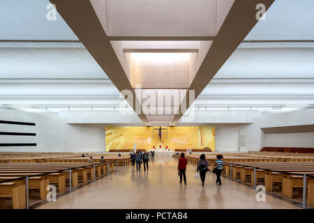 Intérieur de l'église moderne de la Trinité en face de la basilique, l'Igreja da Santissima Trindade, district de Santarém, Fátima, Portugal, Europe Banque D'Images