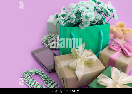 Le surréalisme avec les boîtes de composition décorative fleurs cadeaux bijoux femme shopping maison de fond bleu. L'affiche de la fête de l'espace de copie Banque D'Images