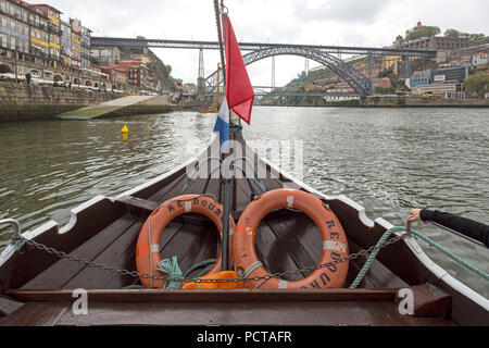 Excursion en bateau sous le célèbre pont de Porto, Ponte de Dom Luis I, District de Porto, Porto, Portugal, Europe Banque D'Images