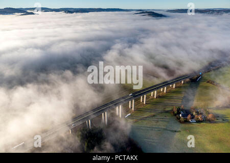 Pont de la vallée Wennemen dans le brouillard, l'autoroute A46, Meschede, Rhénanie-Palatinat, Hesse, Allemagne Banque D'Images