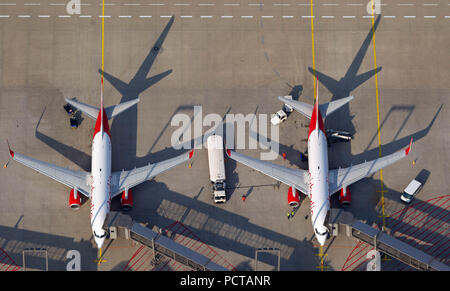 Vue aérienne, deux jets de airberlin à l'arrivée au terminal 2, Cologne / Bonn Airport - Konrad Adenauer, l'aéroport de Cologne-Bonn, d'aéronefs à l'arrivée du doigt, tablier, tablier de l'aéroport, le Terminal 2 de l'aéroport Konrad-Adenauer-à Cologne, Cologne, Cologne, Rhénanie Westphalie, Rhénanie-Palatinat, Allemagne, Europe Banque D'Images