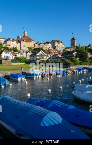 Vue sur la ville avec l'hôtel de ville et de Boat Harbour, Morat, Lac de Morat, Canton de Fribourg, Suisse, Suisse Banque D'Images