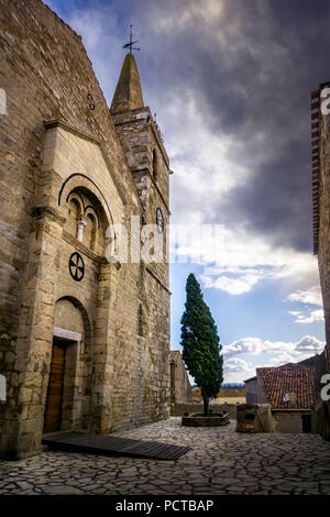 Église Saint Jean l'Évangéliste à Ouveillan. L'église actuelle date du XII siècle et est construite en style romain Banque D'Images