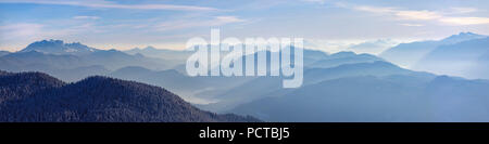 Panorama alpin peu après le lever du soleil, la brume du matin dans les vallées, des pics de montagne : la gauche Benediktenwand, ci-dessous une partie du lac Walchensee, à l'extrême droite le Schafreuter Banque D'Images