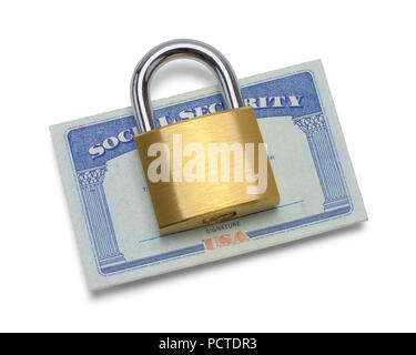 Carte de sécurité sociale avec Pad Lock isolé sur blanc. Banque D'Images