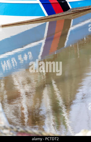 Détails des navires dans le port, de réflexion, de l'eau, Neuharlingersiel, crevette, bateau Frise orientale, Basse-Saxe, Allemagne, Banque D'Images