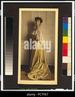 Alice Roosevelt Longworth, portrait en pied, debout, face à la gauche Banque D'Images