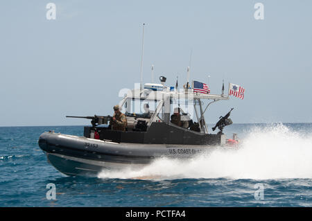 Les membres de l'Unité de sécurité portuaire 309 Division de l'eau en cours pour une lutte contre le terrorisme, la mission de protection de la Force de patrouille au large de la côte de la Baie de Guantanamo, Cuba, le 23 juillet 2018. 309 Unité de sécurité portuaire est déployée pour 9 mois dans le cadre de l'opération Liberté's Sentinel. Banque D'Images