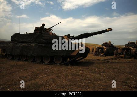 M2A3 véhicules de combat Bradley et M1A2 Abrams tanks de Bravo et de la Compagnie Charlie, 2e Bataillon, 5e régiment de cavalerie, 1st Armored Brigade Combat Team, 1re Division de cavalerie se préparer à la formation de Vaziani, Géorgie, le 2 août 2018. Noble est un partenaire 2018 Forces armées géorgiennes et l'Europe de l'armée américaine dirigée par l'ensemble de l'état de préparation de l'événement l'amélioration de l'interopérabilité et de la Géorgie, États-Unis et pays participants. Banque D'Images