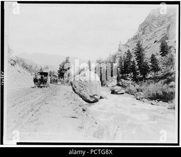 Le long de la rivière Gardiner, le Parc National de Yellowstone. Vu que par les touristes en passant par Gardiner Gateway Banque D'Images