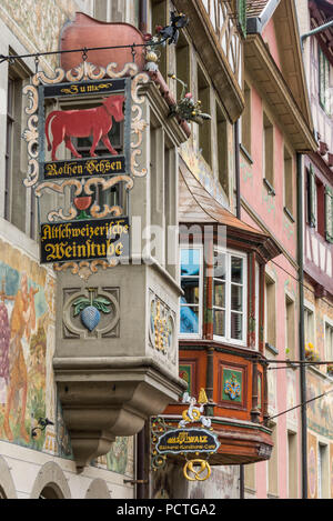 Maisons colorées à colombages et à la taverne à vin rouge red ox' à la place de l'hôtel de ville, Stein am Rhein, dans le canton de Schaffhouse, Suisse Banque D'Images