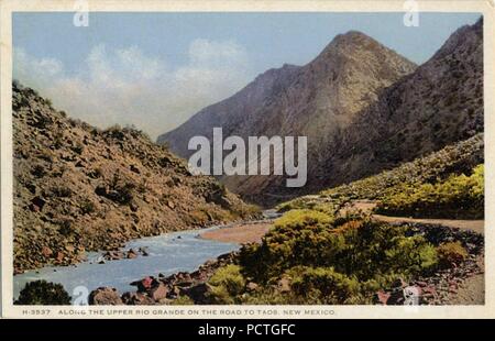 Le long du cours supérieur du Rio Grande sur la route de Taos, Fred Harvey, de larges vallées, des canyons, de torsion et de... Banque D'Images