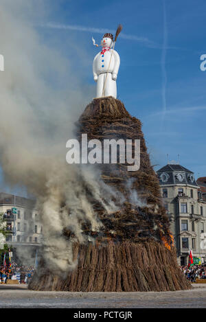 La figure bonhomme Böögg '' sur le bûcher brûlant, Spring Festival 'Sechseläuten', Zurich, Canton de Zurich, Suisse Banque D'Images