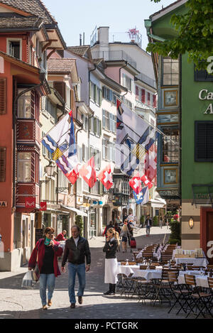 Terrasses de cafés et boutiques dans l'Augustinergasse, vieille ville, Zurich, Canton de Zurich, Suisse Banque D'Images