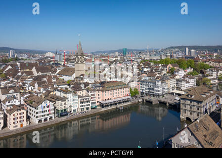 Vue depuis le Grossmünster avec Gemüsebrücke Limmat et la ville avec l'église Saint Pierre, vieille ville, Zurich, Canton de Zurich, Suisse Banque D'Images