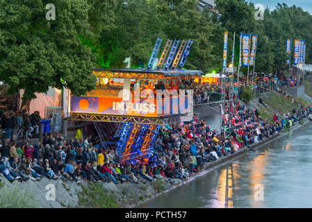 Foule à la berge au 'Imfluss' Open Air Festival sur les rives du Rhin, le petit-Bâle, Bâle-Ville, canton de Bâle-Ville, Suisse Banque D'Images