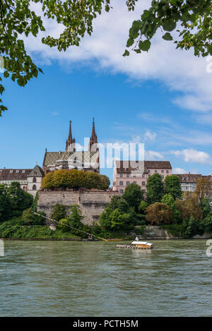 Vue sur Rhin à la vieille ville de Grand-Bâle avec Minster, Bâle, Canton de Bâle-Ville, Suisse Banque D'Images