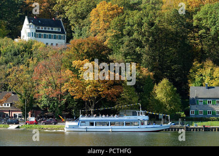 Bateau d'excursion à l'Hengsteysee près de Herdecke, Rhénanie du Nord-Westphalie, Allemagne Banque D'Images