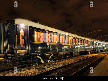 France, Paris, un chariot, fenêtre, nuit Banque D'Images