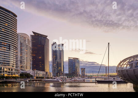 Paysage, Docklands, le bord de l'eau au coucher du soleil, Melbourne, Victoria, Australie, Océanie Banque D'Images