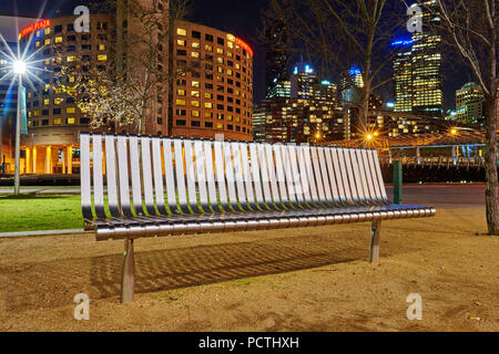 Banc de parc dans un parc à la rivière Yarra, Melbourne, Victoria, Australie, Océanie Banque D'Images