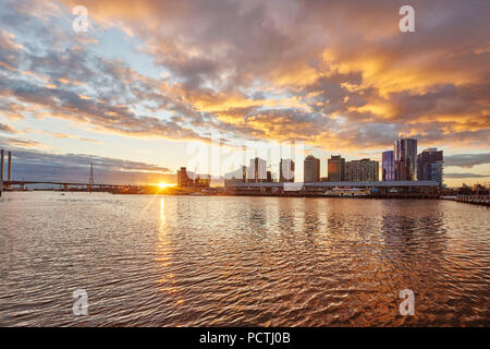 Paysage, Docklands, le bord de l'eau au coucher du soleil, Melbourne, Victoria, Australie, Océanie Banque D'Images