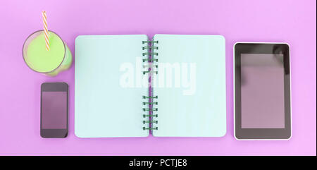 Nettoyer le bloc-notes découvert Pages pour rédiger le tube de verre à cocktail en verre tablette téléphone mobile gadget sur fond violet. Vue supérieure mise à plat Banque D'Images