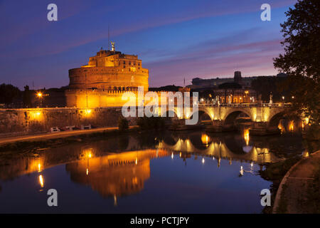 Castel Sant'Angelo et Angel Bridge se reflètent dans le Tibre au lever du soleil, Rome, Latium, Italie Banque D'Images