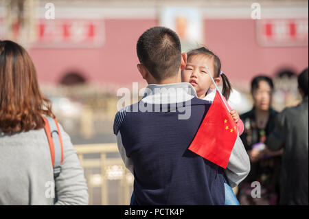 Beijing, Chine - le 13 octobre 2014. Père et fille être patriote, prendre soin d'un drapeau chinois, près de l'entrée de la Cité interdite à la place Tiananmen. Banque D'Images