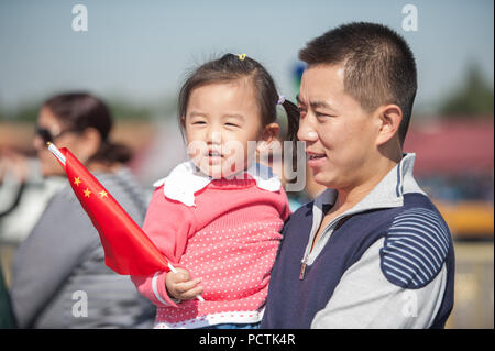 Beijing, Chine - le 13 octobre 2014. Père et fille être patriote, prendre soin d'un drapeau chinois, près de l'entrée de la Cité interdite à la place Tiananmen. Banque D'Images