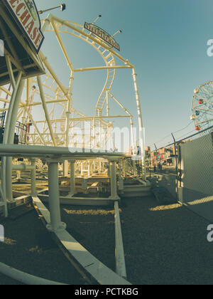 Parc amusant sur Coney Island, roller coaster Banque D'Images